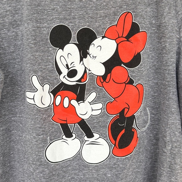 Disney Gray and Red T-Shirt with Mickey kissing Minnie size 0 - Picture 2 of 4